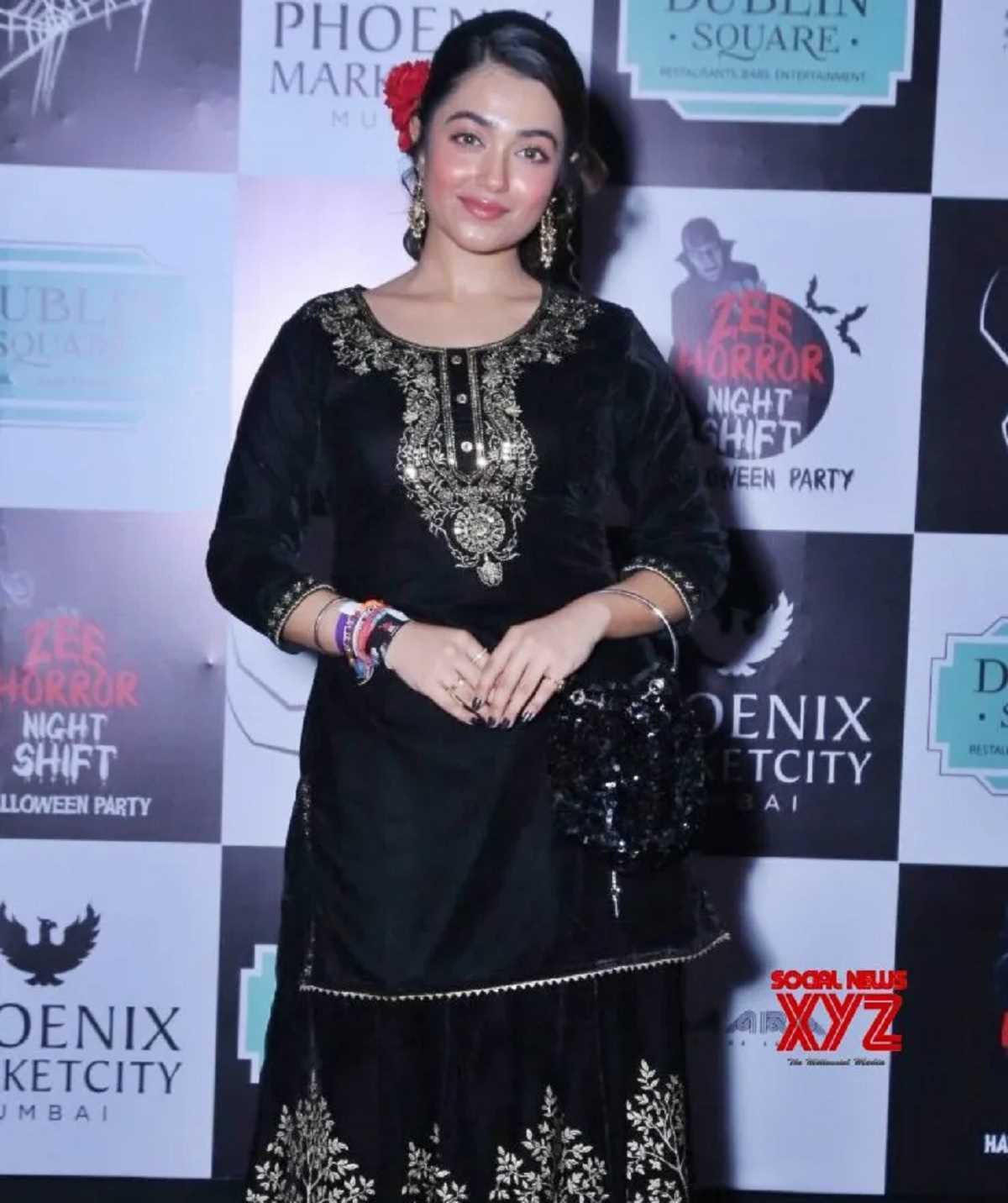 निहारिका रॉय हैलोवीन पार्टी में दीपिका पादुकोण के शांति प्रिया लुक में दिखीं